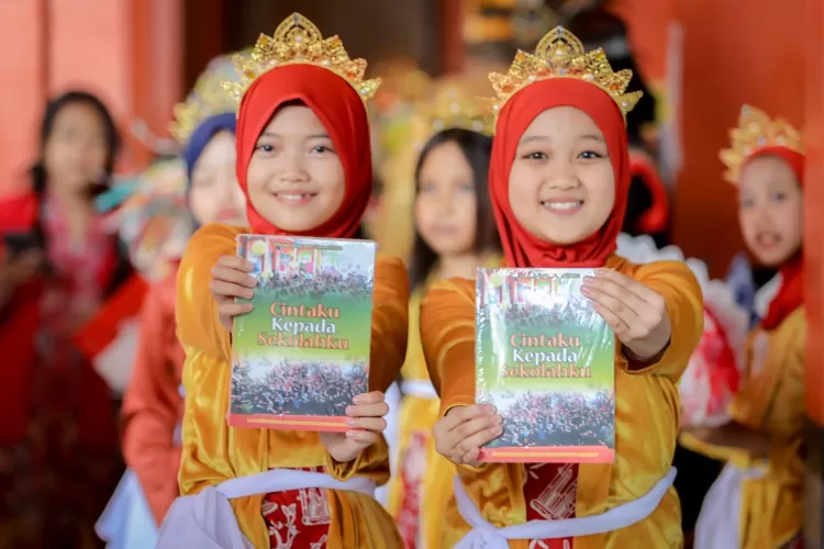 Keren, Siswa dan Guru SDN 172 Andir Terbitkan Buku \'Cintaku Kepada Sekolahku\'