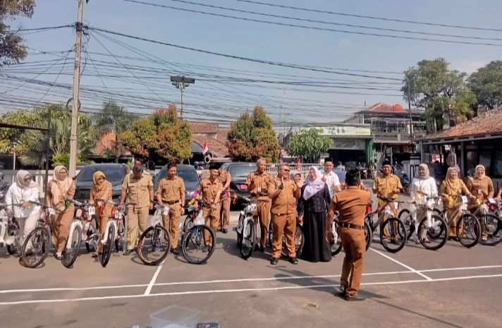 Camat Batujajar Purna Tugas, Rayakan Ulang Tahun ke-58 dengan Berbagi Sepeda