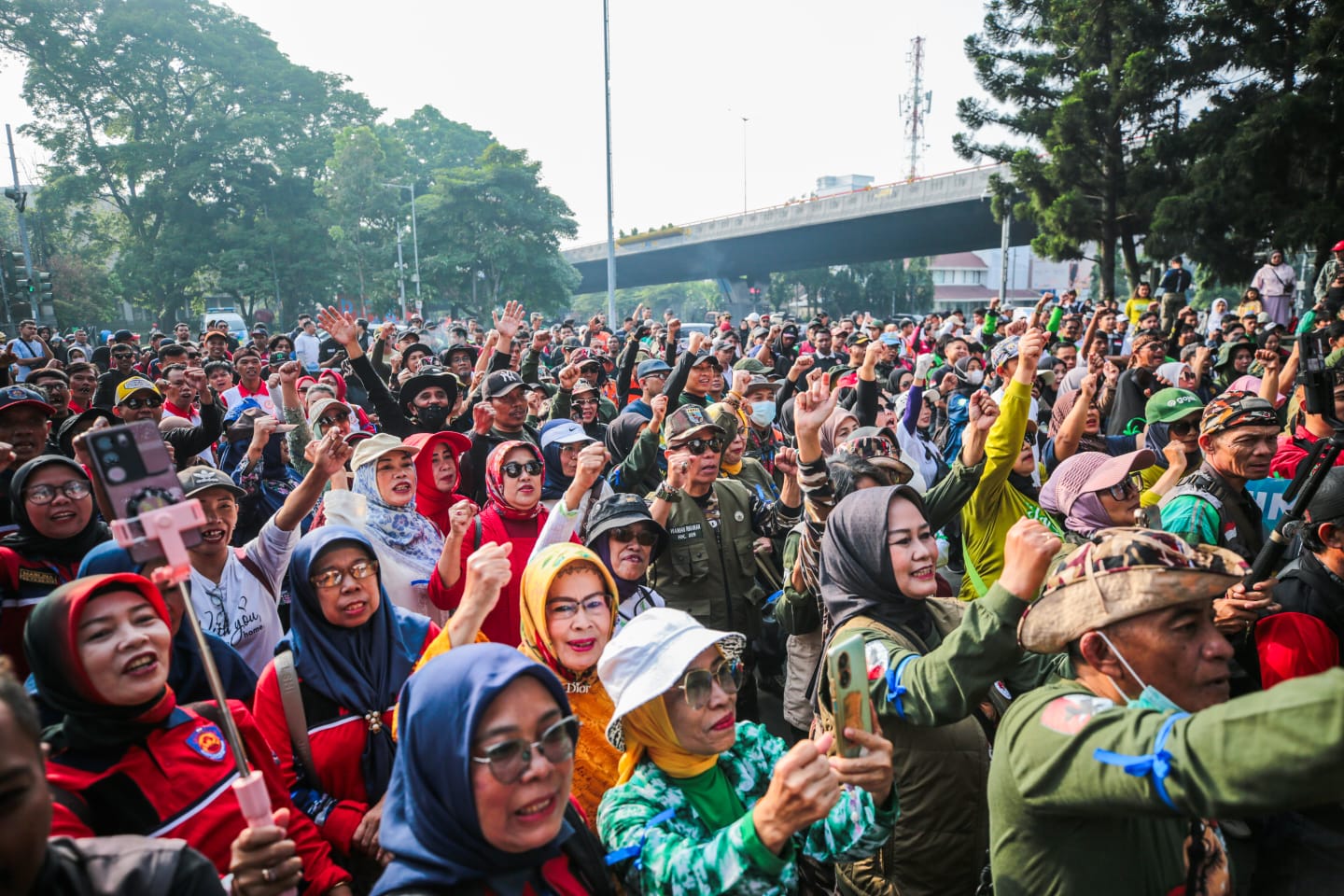 Ribuan Warga Kota Bandung Dari Berbagai Komunitas Ikuti Aksi Berbesih Kota 