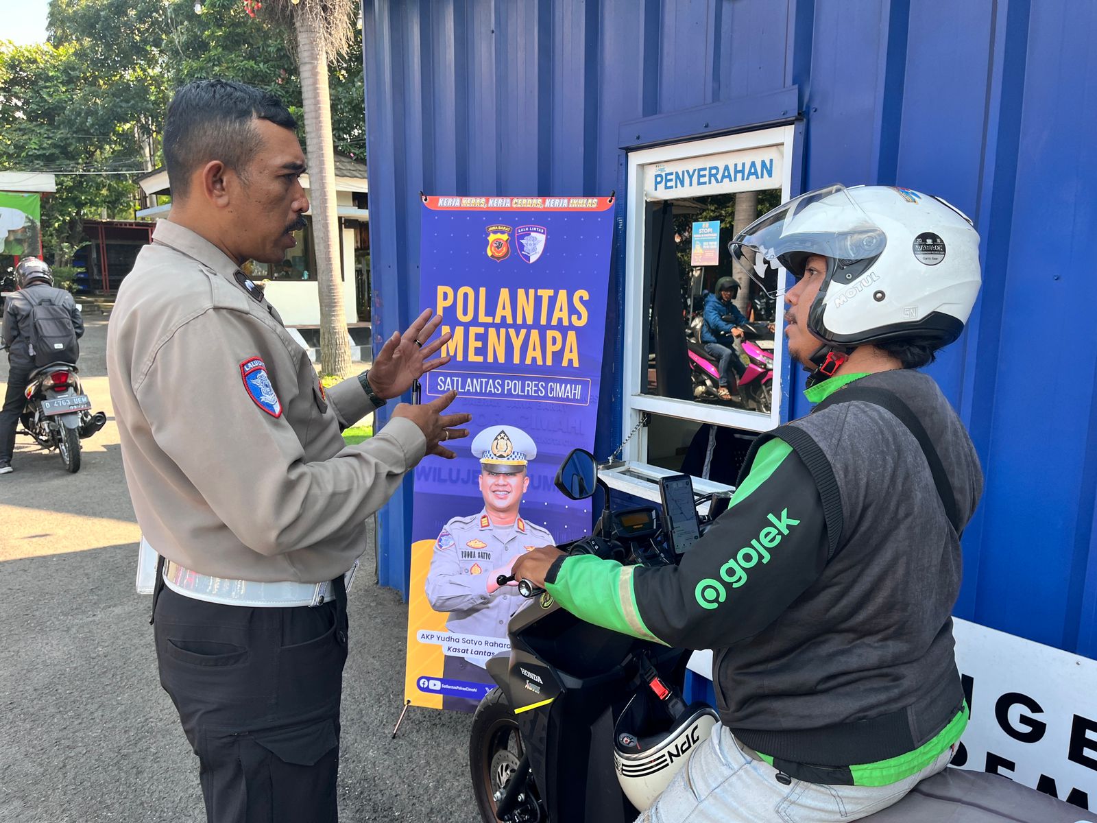 Polantas Menyapa Drivethru Samsat Cimahi Terapkan Pelayanan Humanis