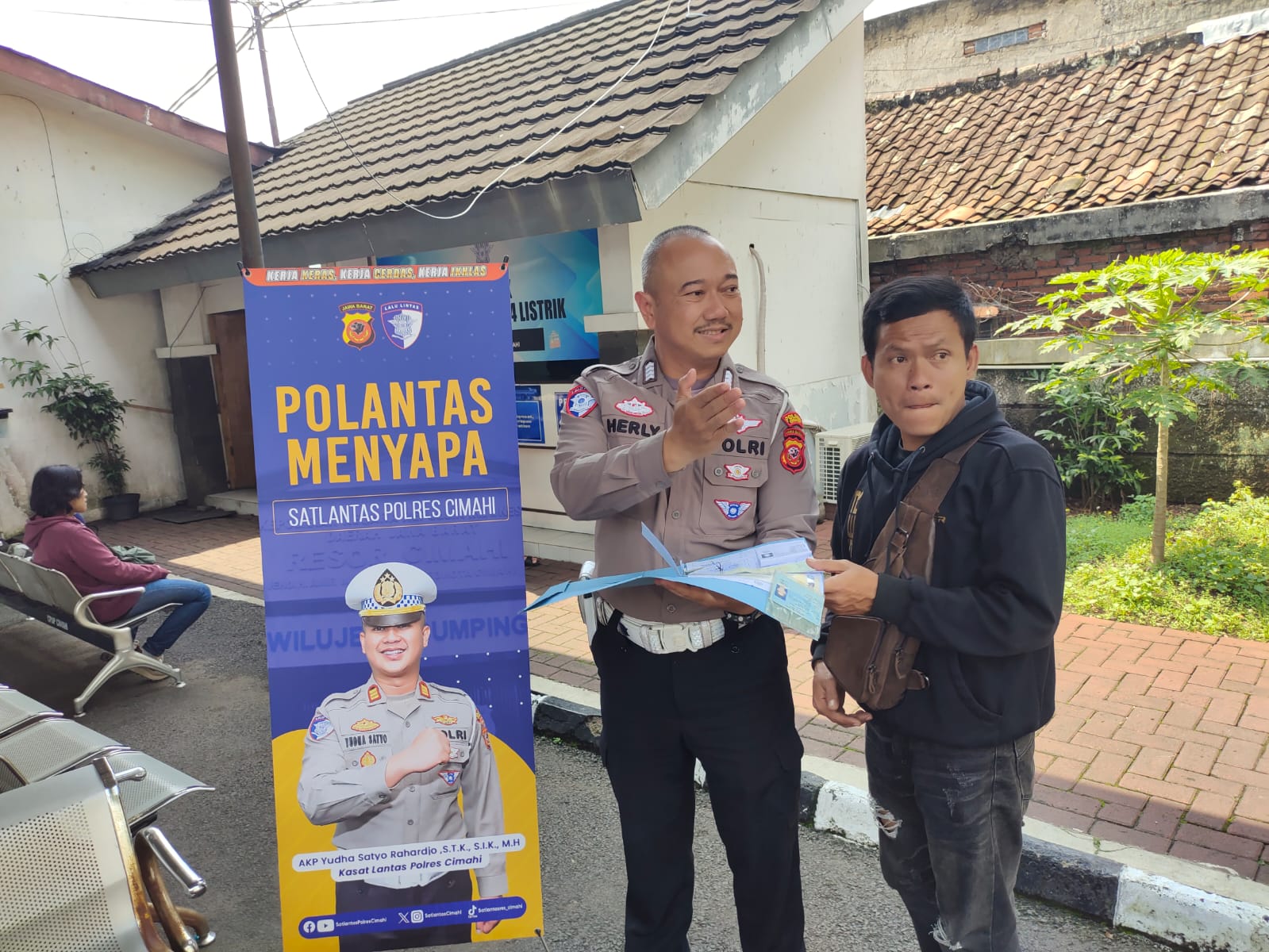 Polantas Menyapa di Samsat Cimahi, Satlantas Ajak Masyarakat Mudahkan Bayar Pajak