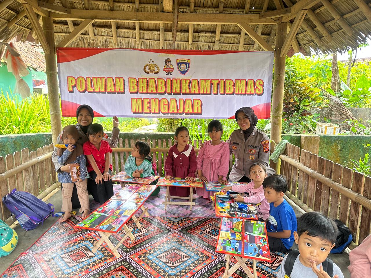 2 Polwan Beri Edukasi ke Anak-Anak di Yayasan Sosial