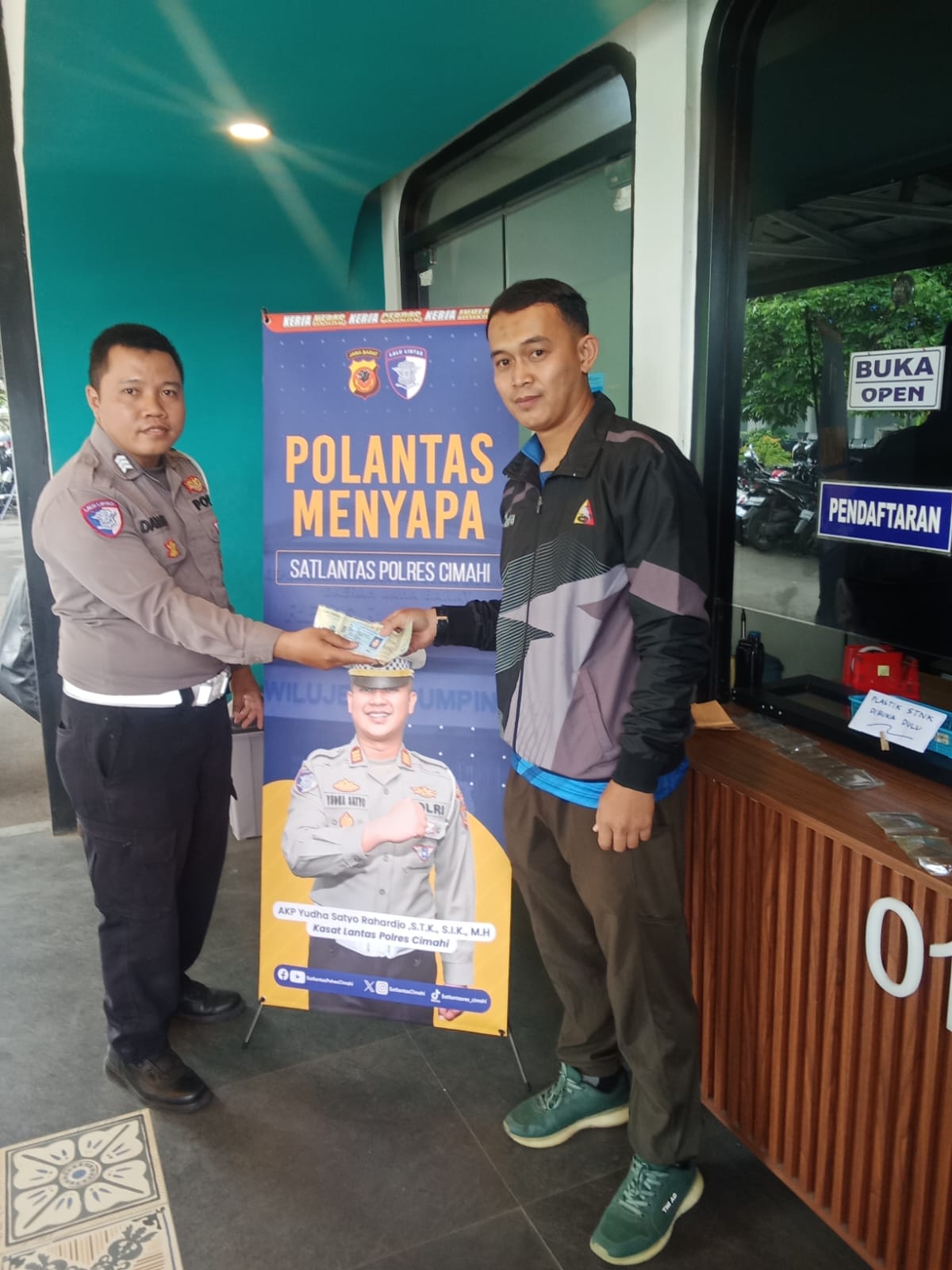 Wajib Pajak Sambut Hangat Polantas Menyapa di Samsat Cimareme