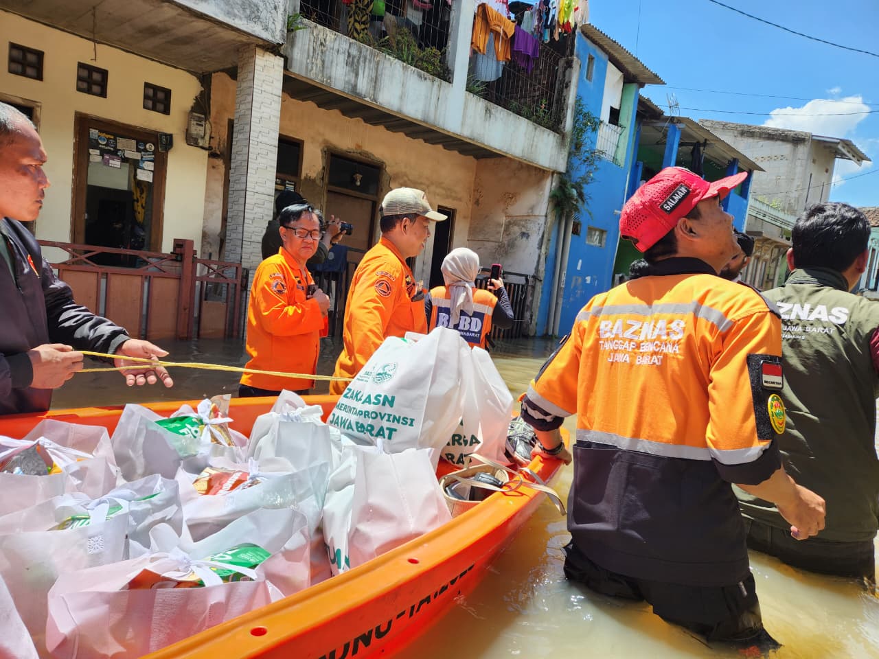500 Paket Sembako BAZNAS Jabar Disalurkan bagi Korban Banjir Kabupaten Bandung