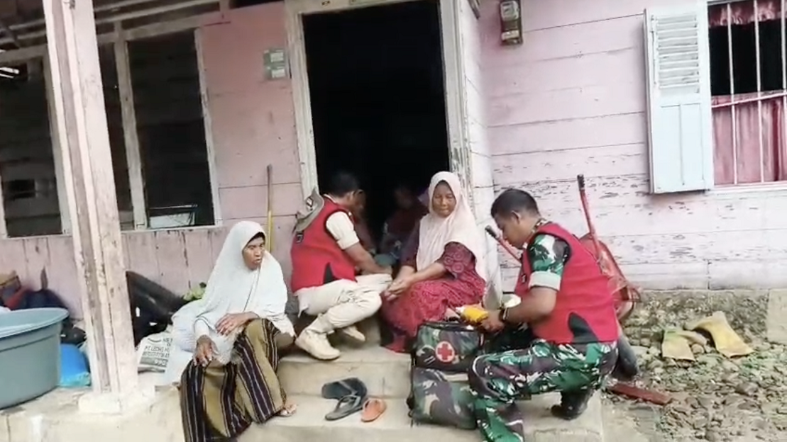 TNI Polri Berikan Layanan Kesehatan dari Rumah ke Rumah