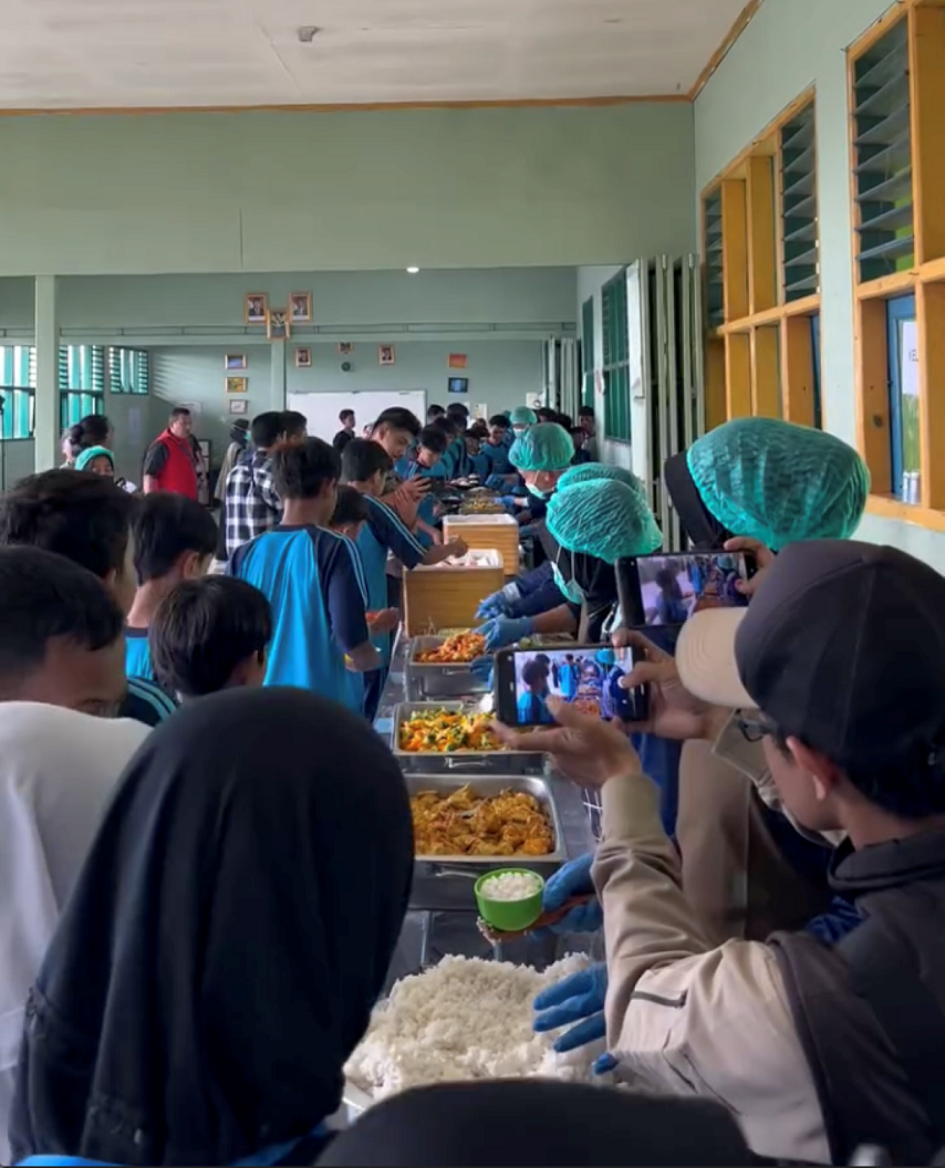 Di SMPN 4 Kota Sukabumi Menu MBG Disajikan Lewat Prasmanan
