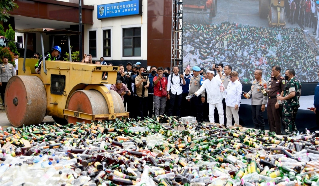 Gubernur Jabar Bersama  Kapolda Jabar Musnahkan Barang Bukti Hasil Kejahatan