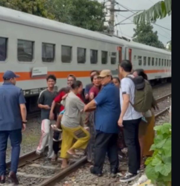Presiden Prabowo Blusukan ke Kawasan Bantaran Rel KA