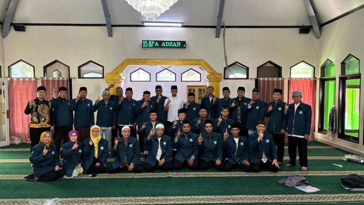 Pimpinan DPRD Kota Bandung Serahkan Bantuan Seragam MUI Bandung Kidul