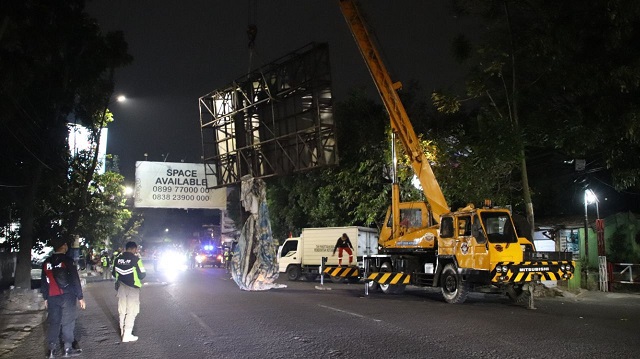 Cuaca Ekstrem, Satpol PP Perketat Penertiban Reklame Rawan Roboh