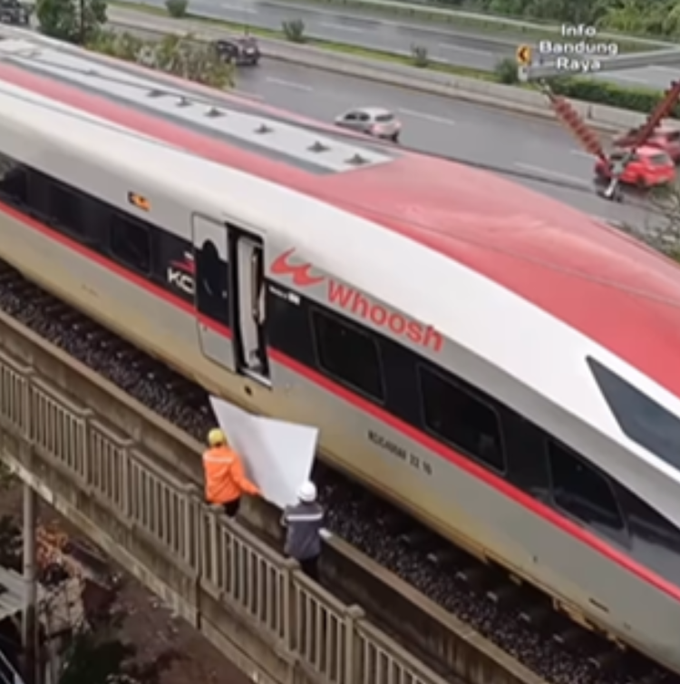 Diduga Karena Selembar Seng Kereta 'Whoosh' Mendadak Berhenti di Kopo Bandung