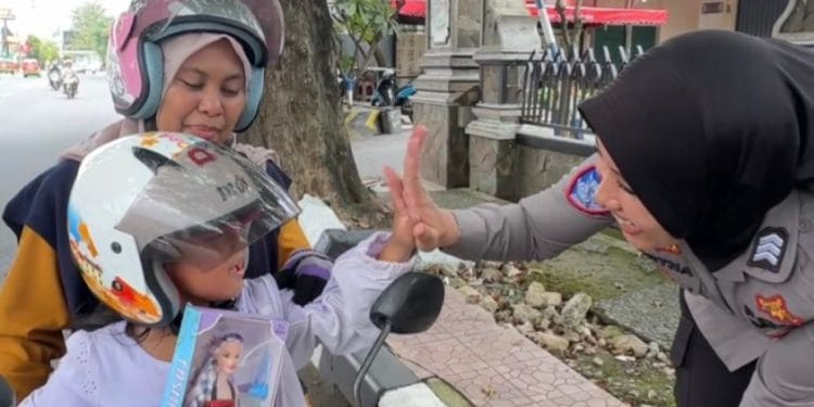 Satlantas Polres Purwakarta Beri Hadiah bagi Anak yang Tertib Helm