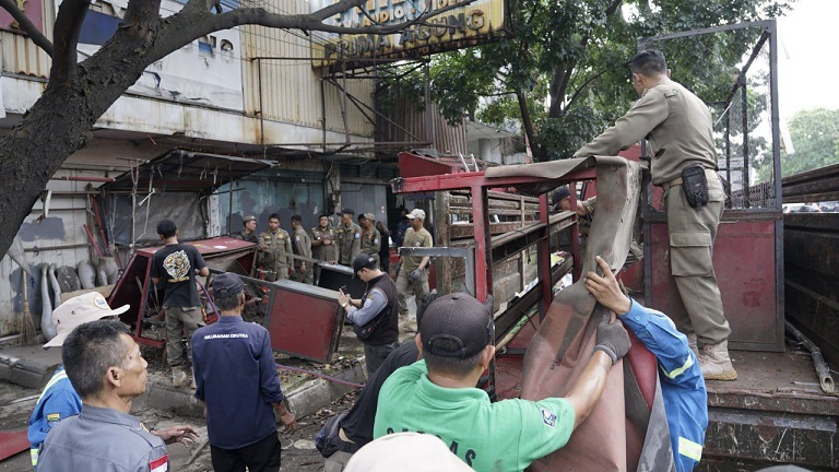 Penertiban Bertahap PKL Cicadas, Satpol PP Bongkar 11 Lapak Kosong