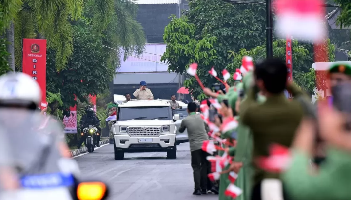 Warga Berebut Foto Sambut Kedatangan Presiden ke Kota Bandung 