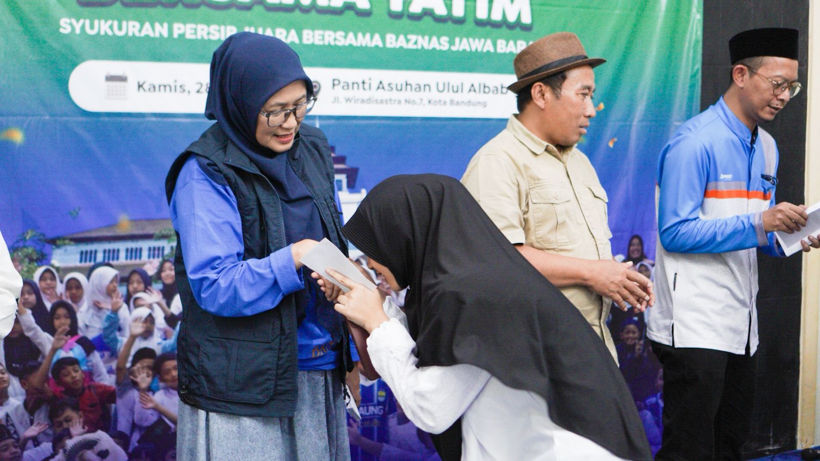 Persib Juara, BAZNAS Jabar Berbagi Kebahagiaan Bersama Yatim di Panti Asuhan Ulul Albab