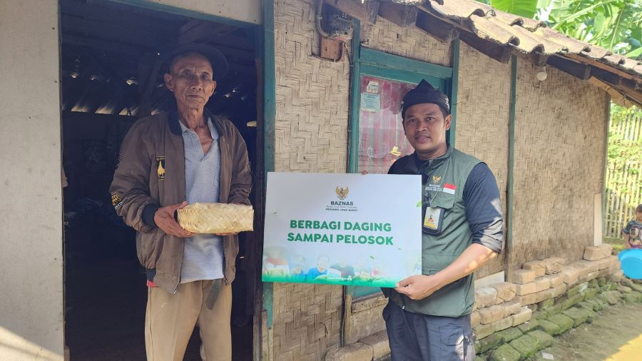 BAZNAS Jabar Salurkan 80 Paket Daging Kurban untuk Warga Desa Palasari Subang