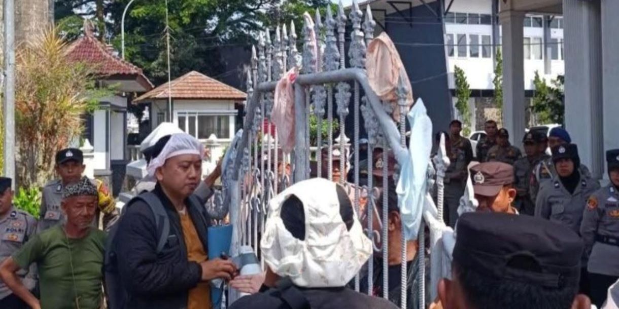 Warga Kuningan Protes Perilaku Amoral Pejabat Lewat Demi "Seribu Cangcut"