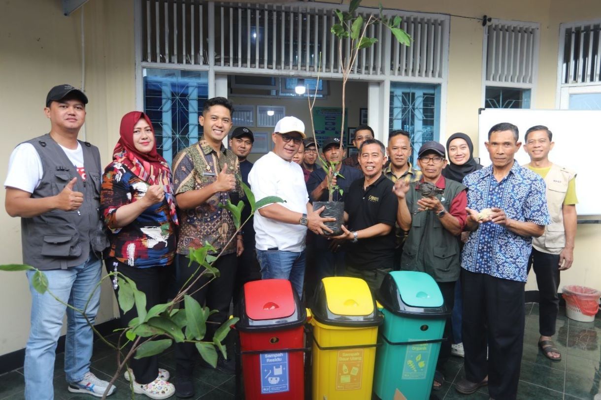 Asep Robin Serahkan Bantuan Program Pengelolaan Sampah bagi RW di Karang Pamulang