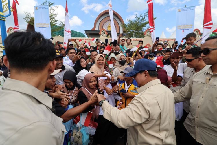 Momen Presiden Sapa Warga Lombok Hingga Layani Swafoto: Saya Titip Jaga Bendungan Ini dengan Baik