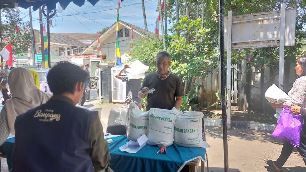 Bantuan 30 Kg Beras per Tiga Bulan Dinilai Ringankan Kebutuhan Warga