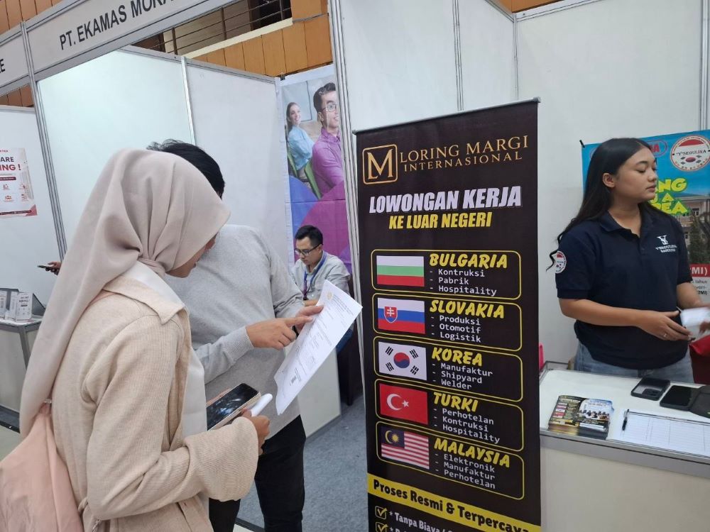 Bawa CV dan Harapan, Fresh Graduate Berburu Peluang Kerja di Job Fair Disnaker 2026