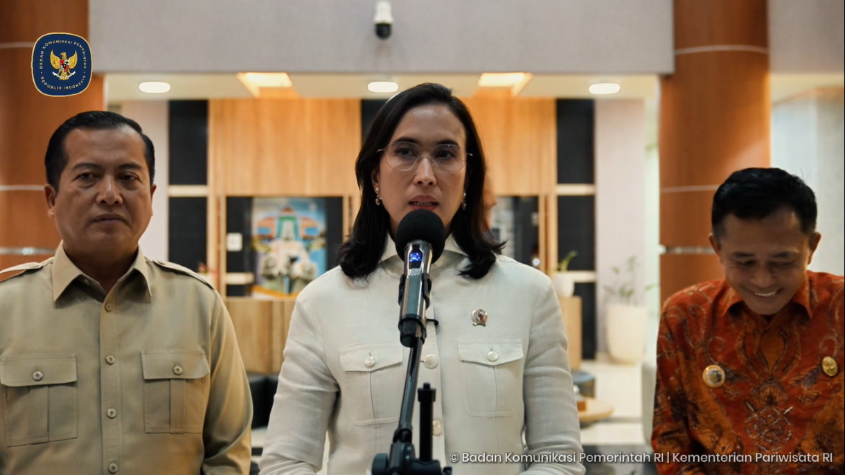 Menpar Kunjungi Desa Sade, Pemerintah Rancang Pemulihan Pasca-Kebakaran