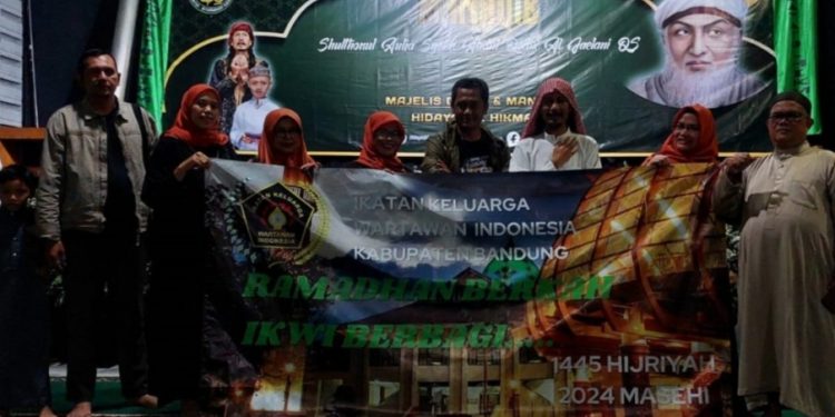 Raih Berkah Ramadhan IKWI Kabupaten Bandung Gelar Santunan 100 Anak Yatim dan Dhuafa di Pesantren Hidayatul Hikmah.